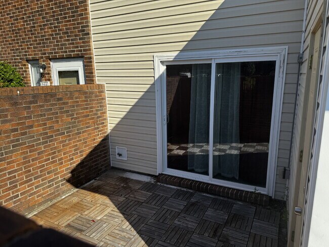 Building Photo - "Charming 2-Bed Townhouse in Mary Esther!"