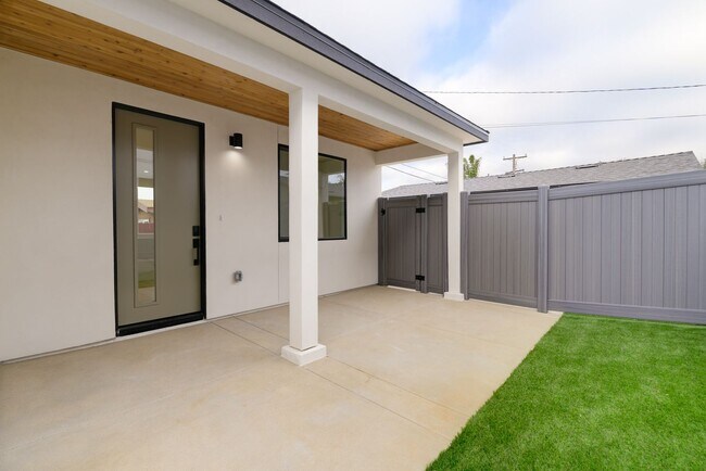 Building Photo - 5142 Los Robles Dr