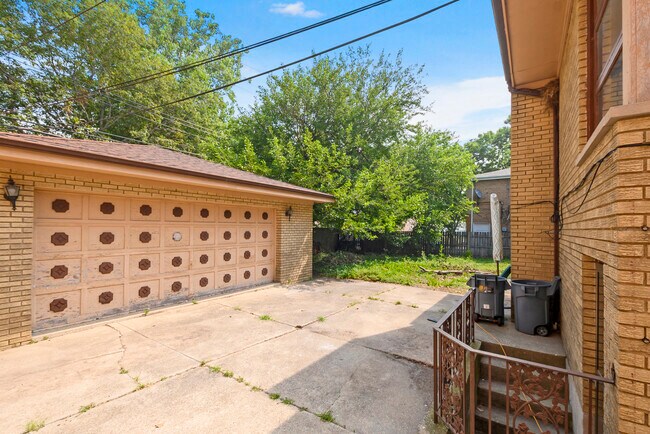 Building Photo - 6238 W 63rd St