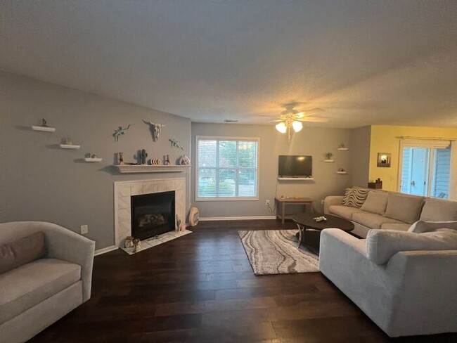 Building Photo - Furnished! Short Term Lease options. Breez...