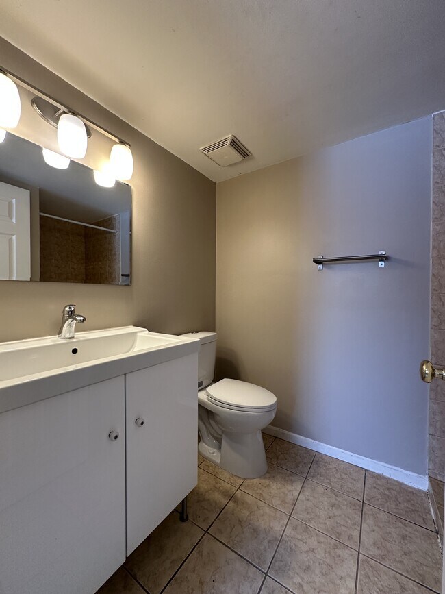 Building Photo - 405 Village Pkwy