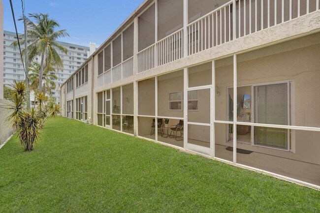 Building Photo - 1450 N Riverside Dr