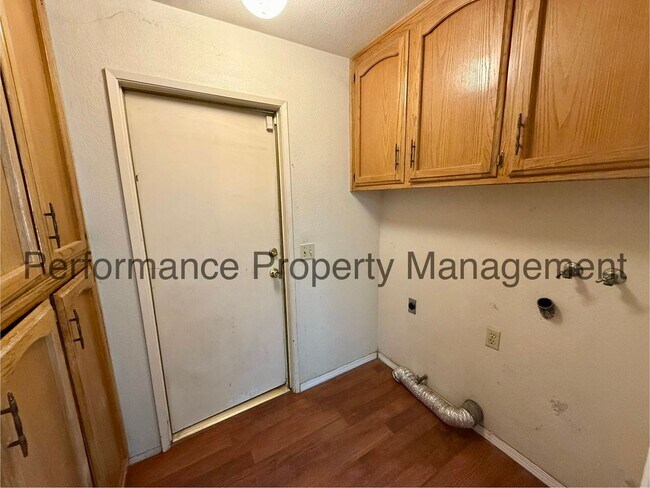 Building Photo - Beautiful 3 Bed/2 Bath NW Bakersfield Home w/ RBP/Pest Control, Pool & Solar