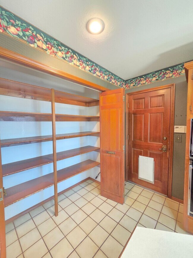Building Photo - $3,800 - 5 Bed / 4 Baths Stunning Northwood Home with Views