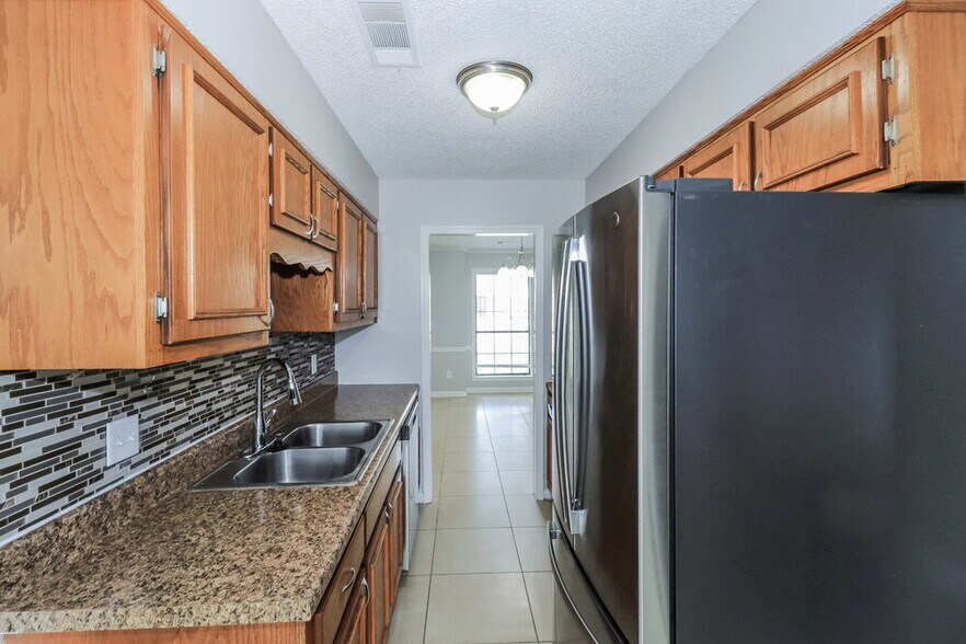 Building Photo - 4879 Baywood Dr