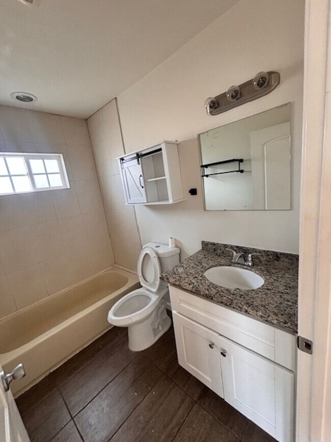 Building Photo - 1828-1828 Montrose St