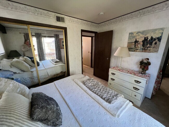 Building Photo - Large furnished 4 bedroom home with 2 car ...