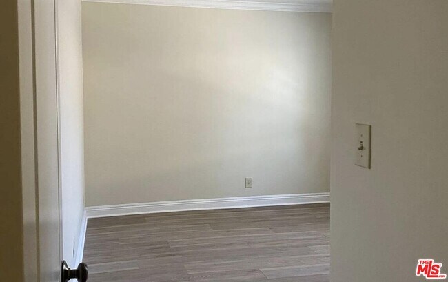 Building Photo - 567 S Wilton Pl