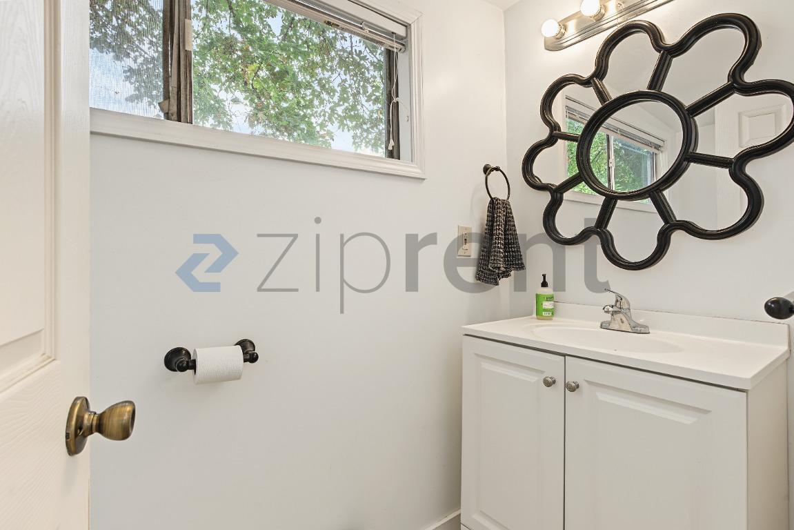 Building Photo - Unit A