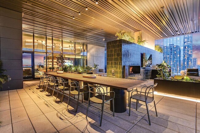 Building Photo - 610 Davis St