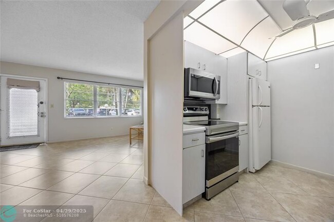 Building Photo - 4701 Martinique Dr