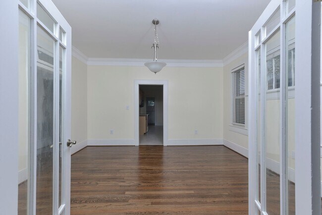 Building Photo - Cozy 3BR/2BA Home Steps from USC – PRE-LEA...