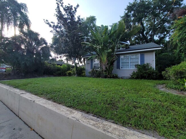 Building Photo - Charming 2-Bedroom Home within 3 miles of ...