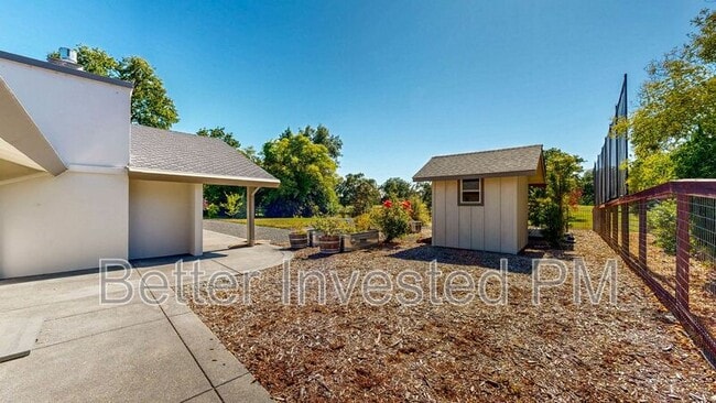 Building Photo - 475 Country Club Dr
