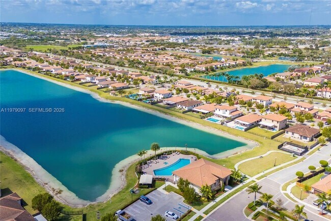 Building Photo - 2541 SE 1st St