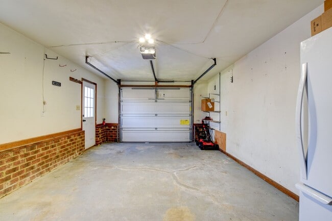 Building Photo - 412 Saddle Ct