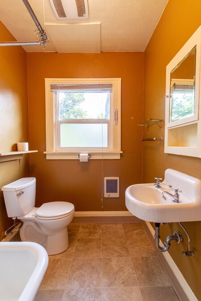 Building Photo - Charming One Bedroom Unit in Fourplex with Original Hardwoods, Breakfast Nook, Detached Garage