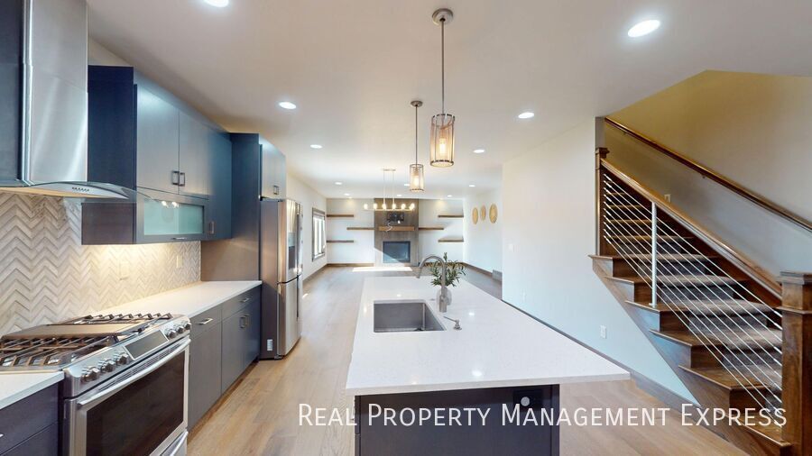 Building Photo - Beautiful 7 Bedroom 4 Bath Residence with ...