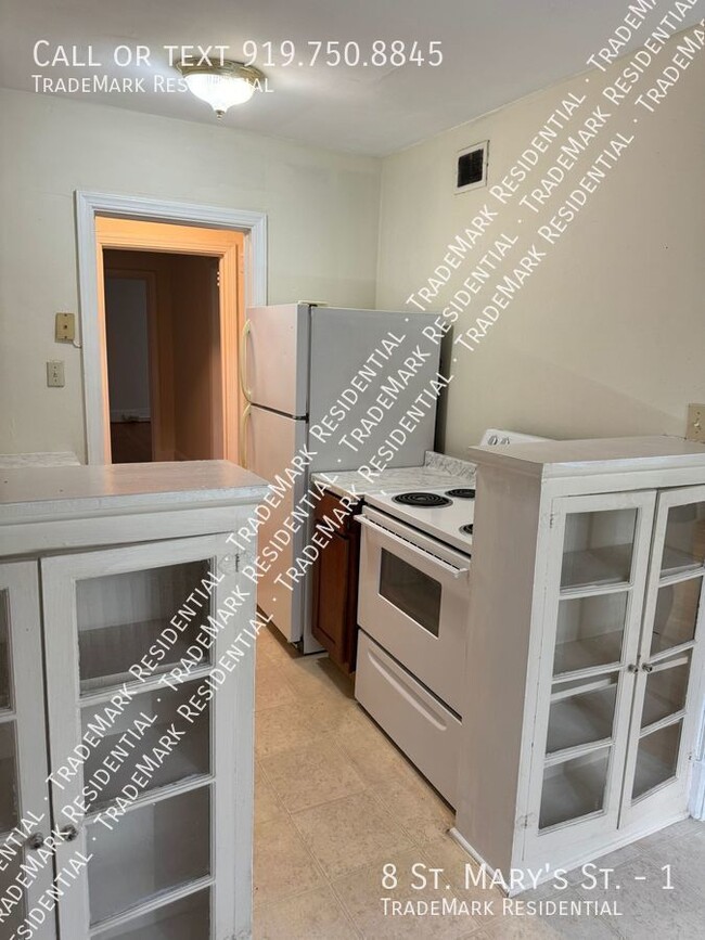 Building Photo - 1 Bedroom 1 Bath Apartment at Corner of St...