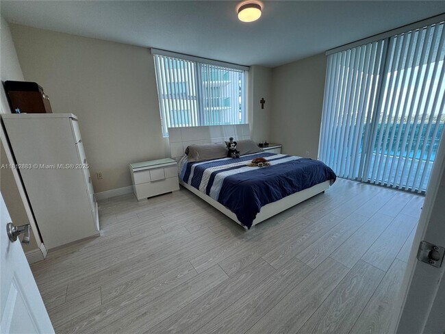 Building Photo - 2641 N Flamingo Rd