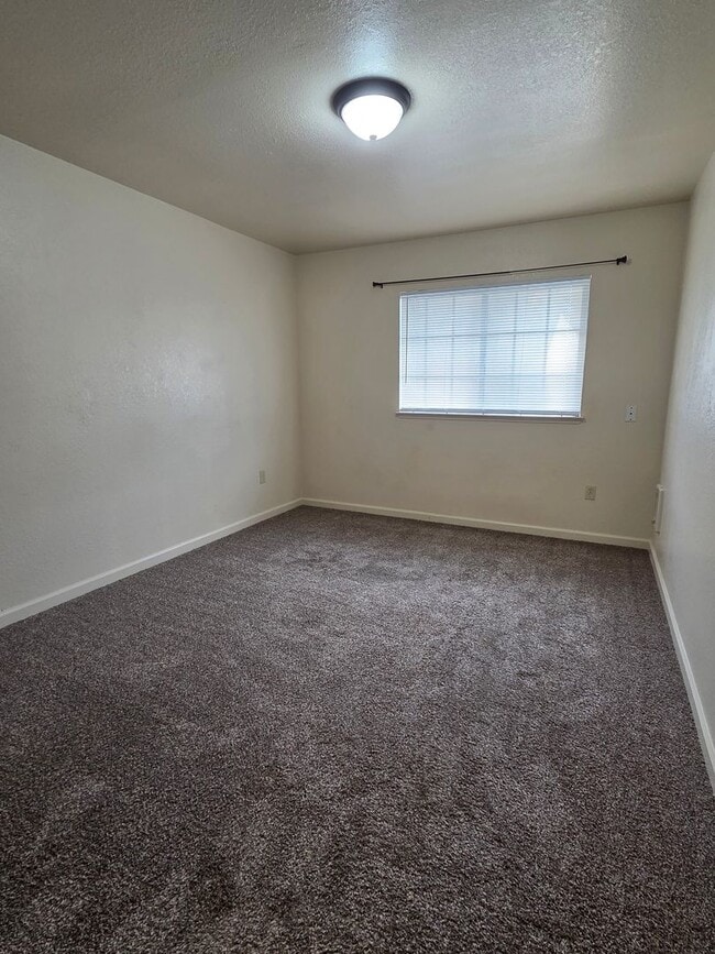 Building Photo - Spacious 3 Bedroom, 2.5 Bath Townhome in Wi Wuk, CA