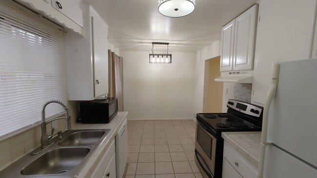 Building Photo - Palomas 3plex