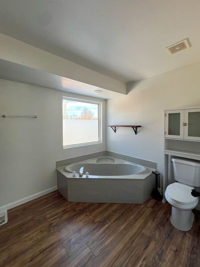 Building Photo - Cozy 3-Bedroom, 4-Bathroom Home in Saint L...