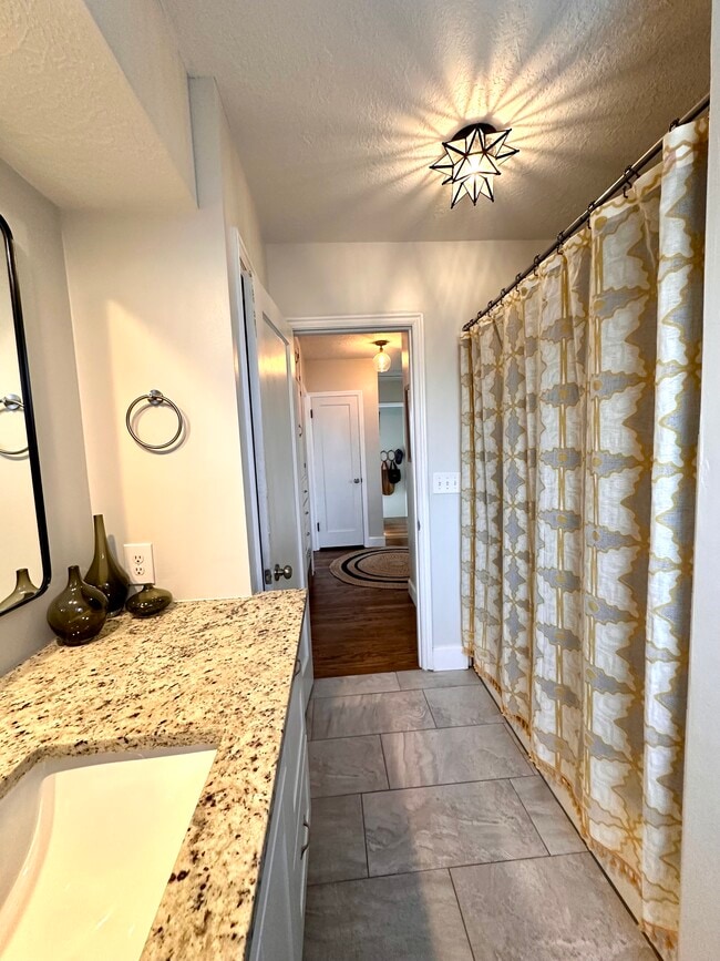 Building Photo - 2560 Fillmore Ave