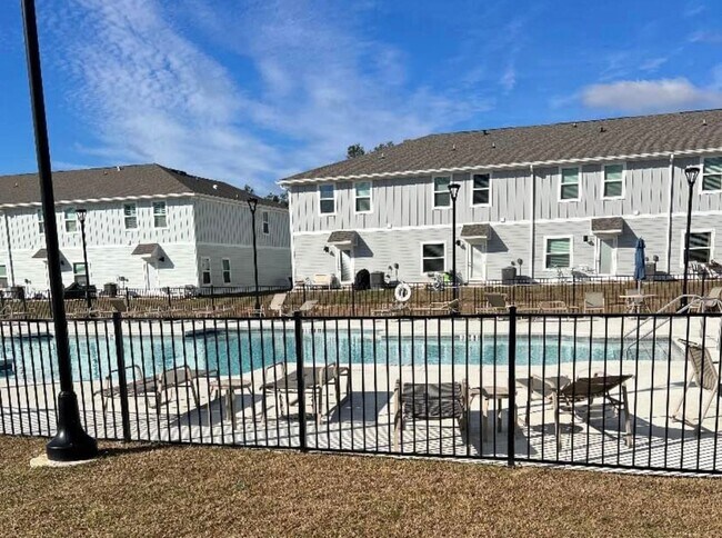 Building Photo - Stunning Townhome - Prime Pensacola Location