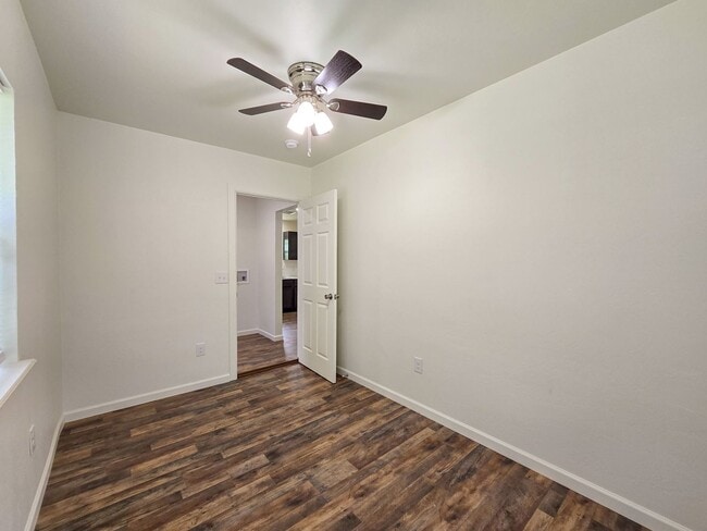 Building Photo - 2 Bedroom, optional 3rd bed,  1 Bath Home ...