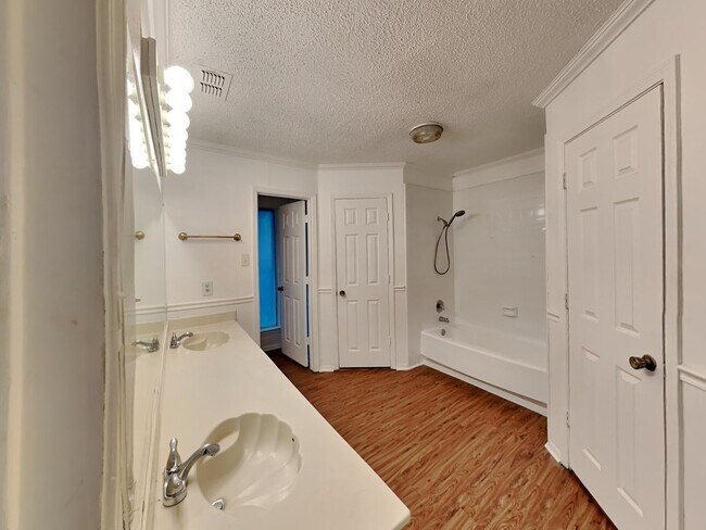 Building Photo - 3033 Mossy Oak Ln