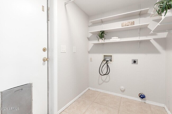 Building Photo - 3611 E Windmere Dr