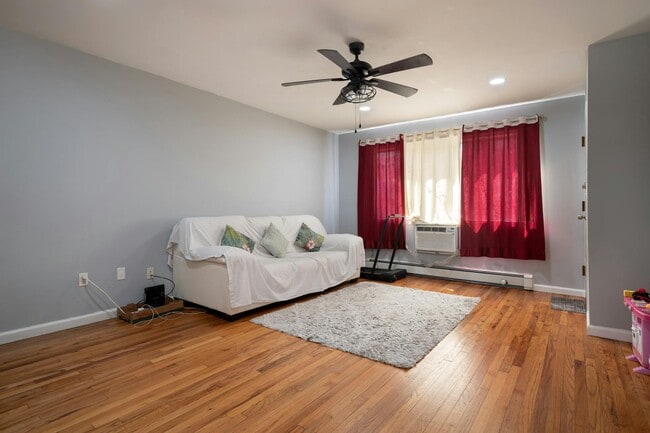 Building Photo - 180 Littleton Rd