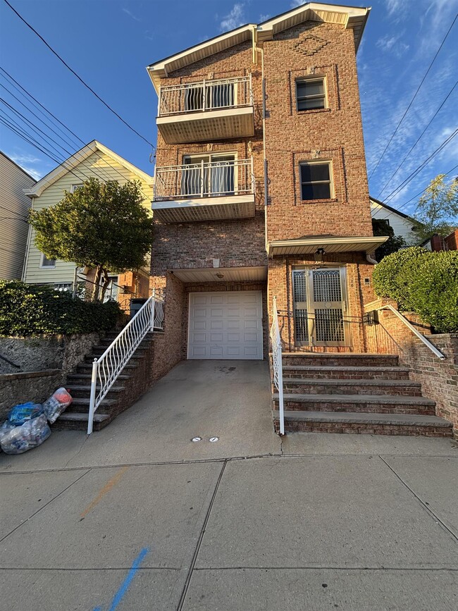 Primary Photo - 166 Lincoln St