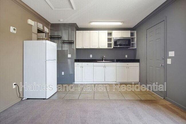 Building Photo - 2326 Fan Palm Dr