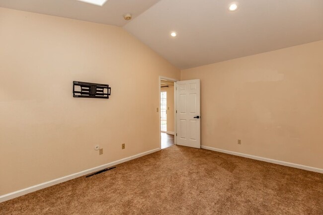 Building Photo - **MOVE IN SPECIAL!** Pet Friendly Charming 3 Bedroom Home with large office!