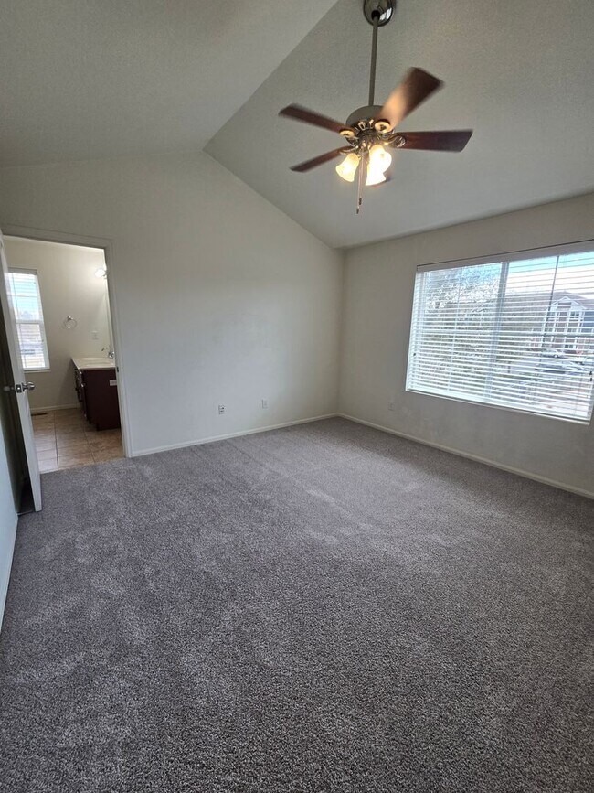 Building Photo - Beautiful 4-Bed, 3.5-Bath Home with Mountain Views on Quiet Cul-de-Sac