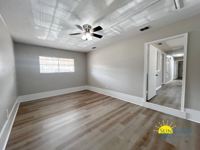 Building Photo - Charming 3 Bedrooms Home in Crestview, a must see at a great price!