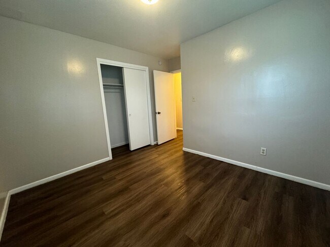 Building Photo - VINYL FLOORS, FENCED YARD 3 Bedroom Near 21st & Yale!