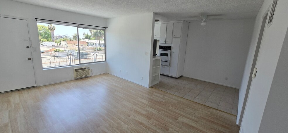Building Photo - 1308 N Poinsettia Pl