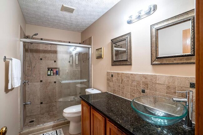 Building Photo - 5865 Summerlawn Dr