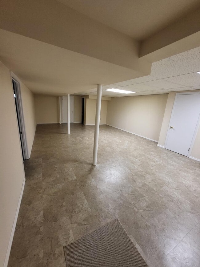 Building Photo - 1015 Lindsay Ln