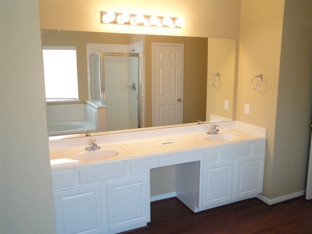 Building Photo - 2306 Hollyfield Ln