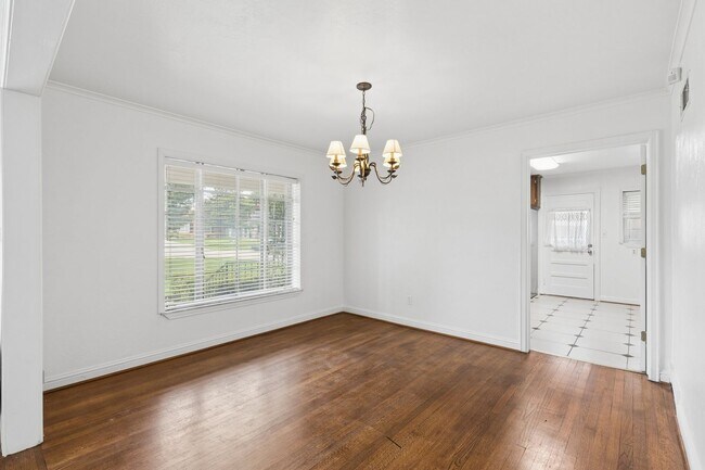 Building Photo - 1108 Larchmont Ln