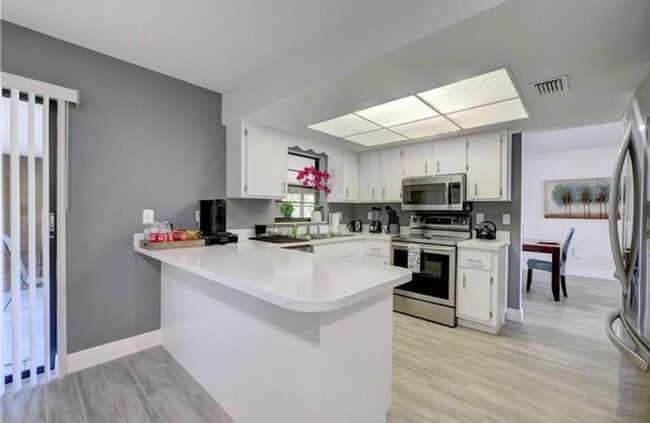 Building Photo - 543 SE Greenway Terrace