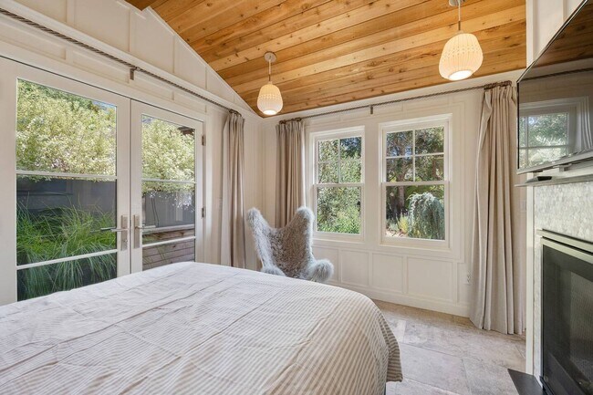 Building Photo - High end, fully furnished (or unfurnished) pair of cottages in Downtown Mill Valley! PROGRESSIVE