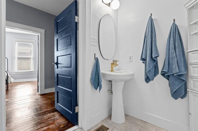 Building Photo - 301 S Edgefield Ave