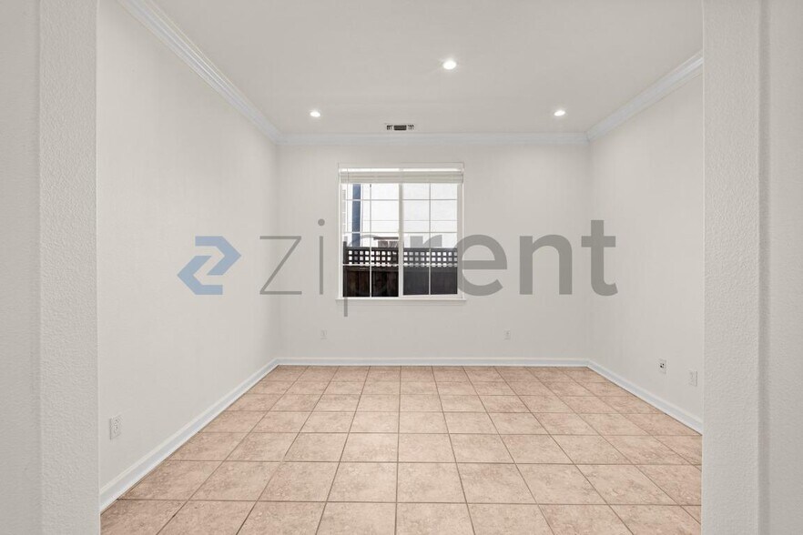 Building Photo - Unit