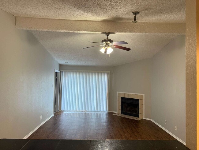 Building Photo - Two Bedroom/Two Bathroom Duplex Between Ki...