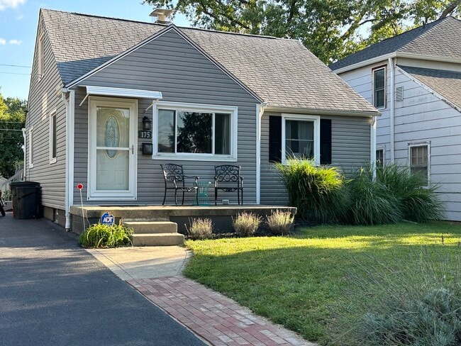 Primary Photo - 175 Rosslyn Ave